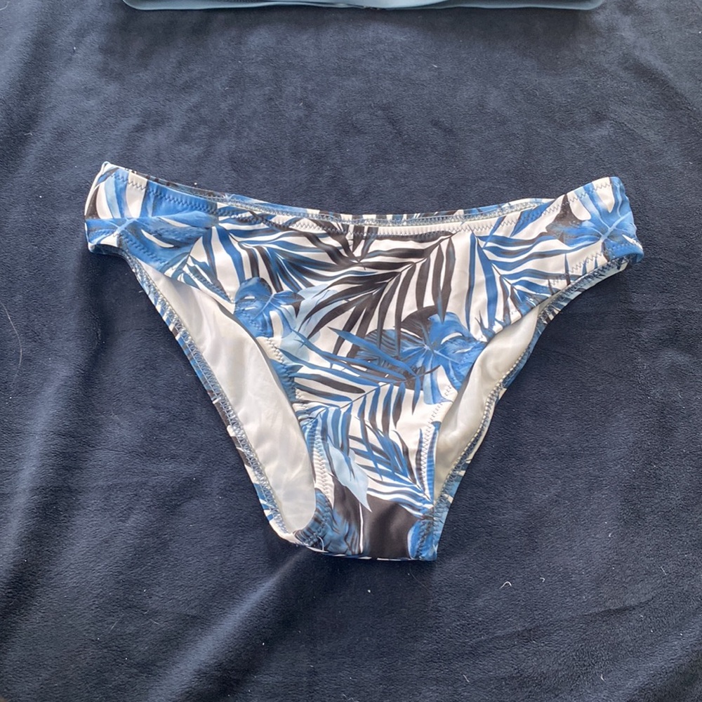 Bikini - Picture 2 of 4